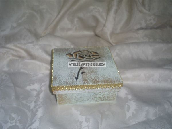 Caixa Quadrada - Flor Vazada- Dourado e Branco